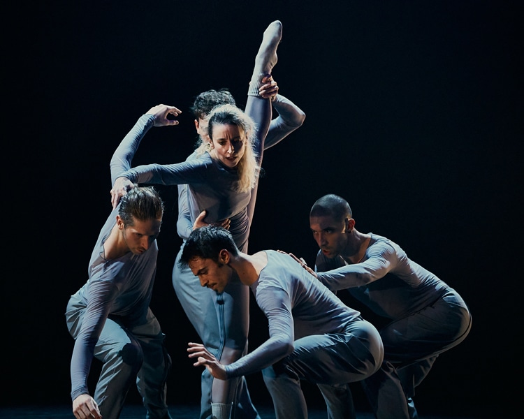 Iratxe Ansa performing Elkarrizketa with dance company