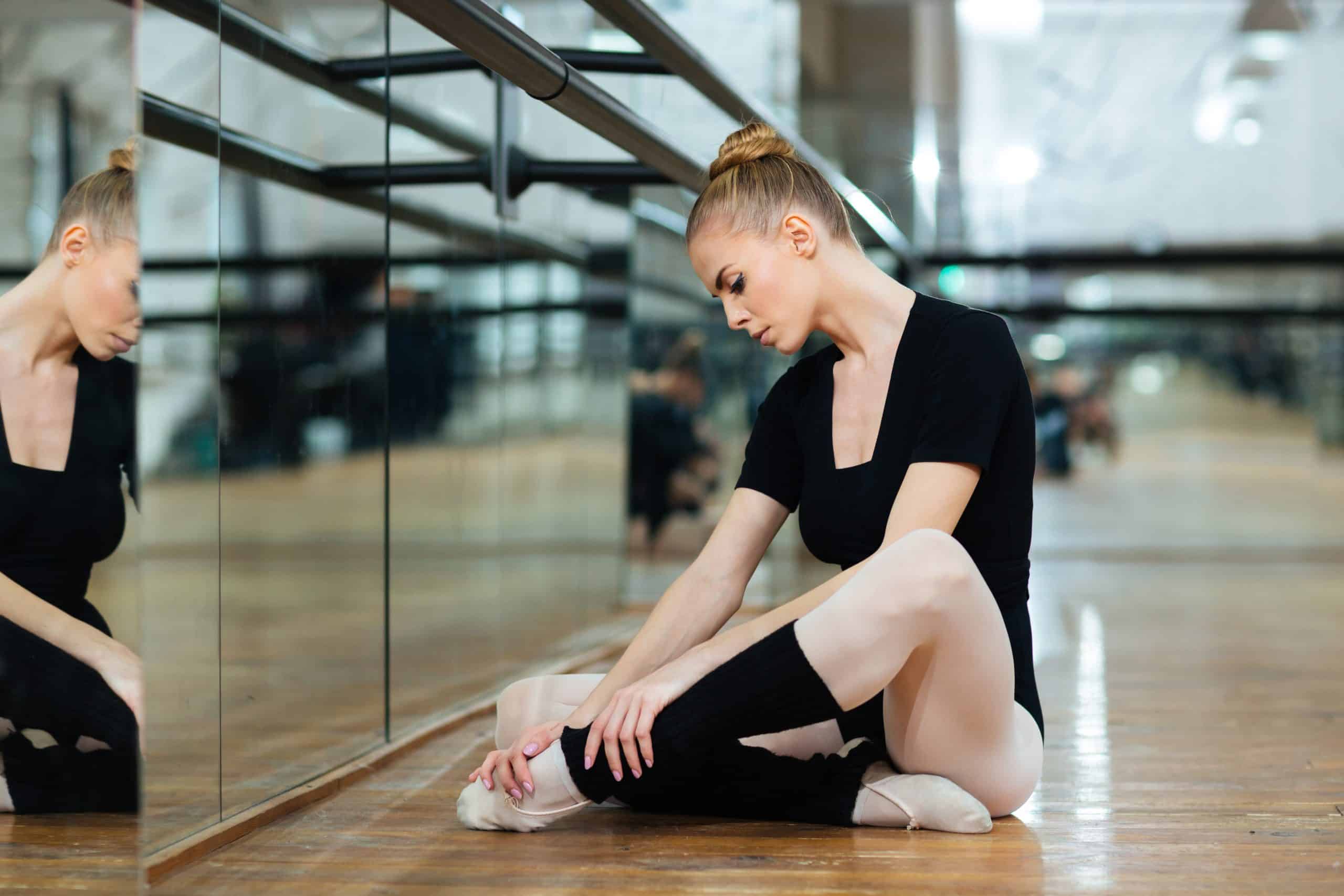 injured ballerina in pointes PYGW4ZV scaled 1