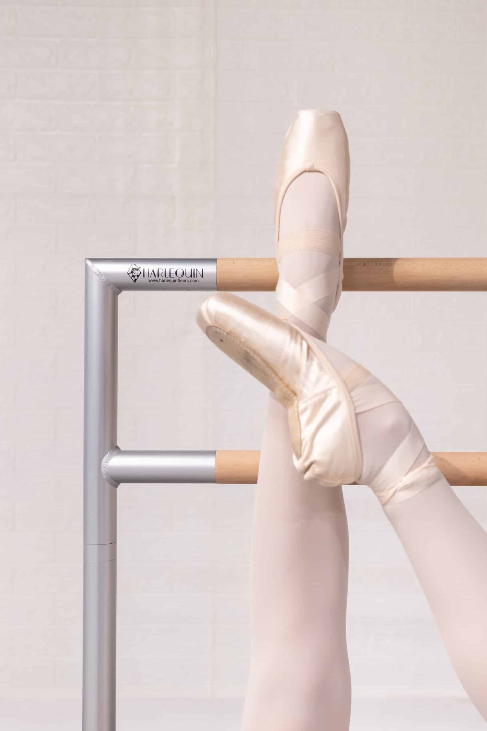 芭蕾舞鞋与舞蹈杆