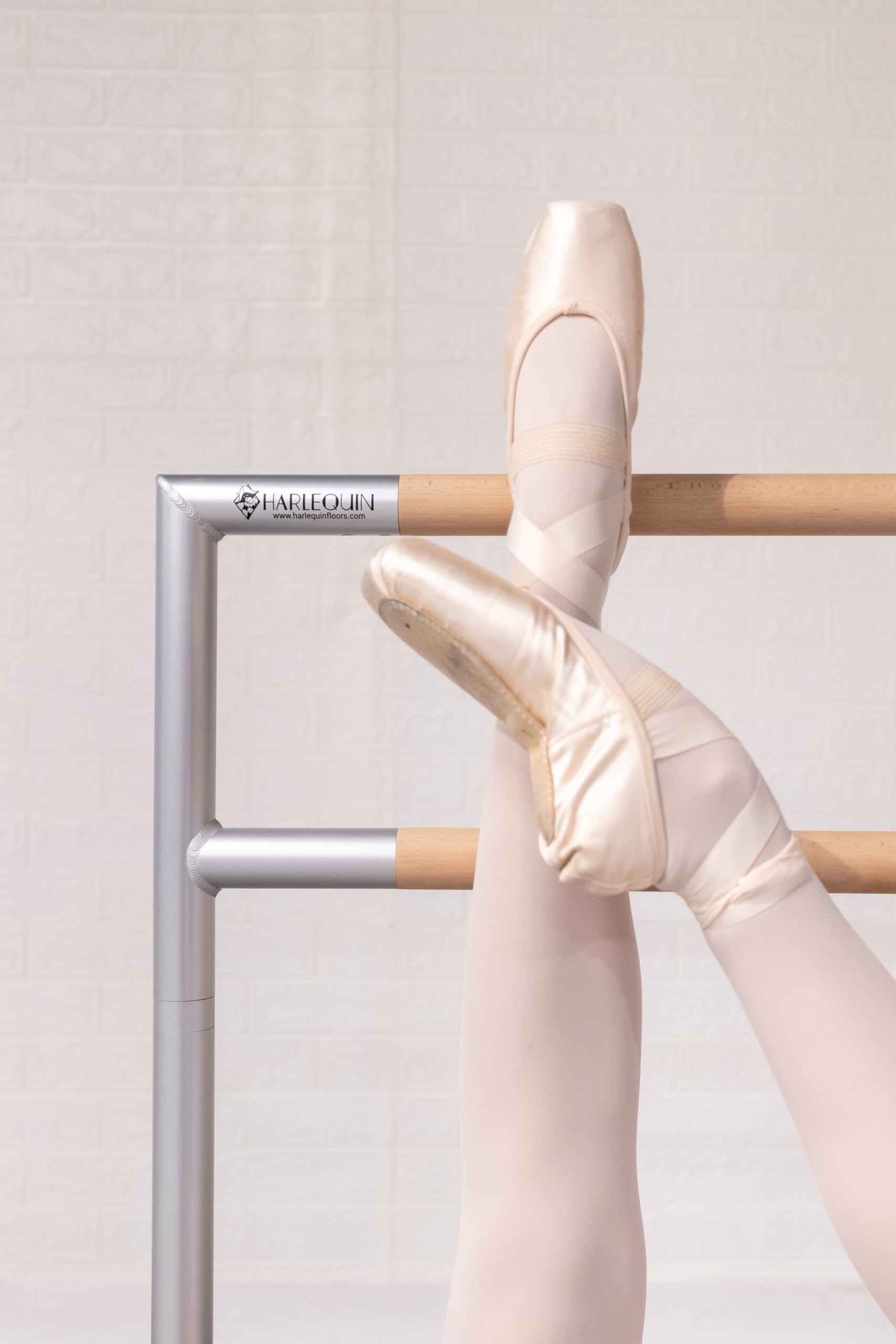 foot-arch-stretching-ballet-foot-pressing