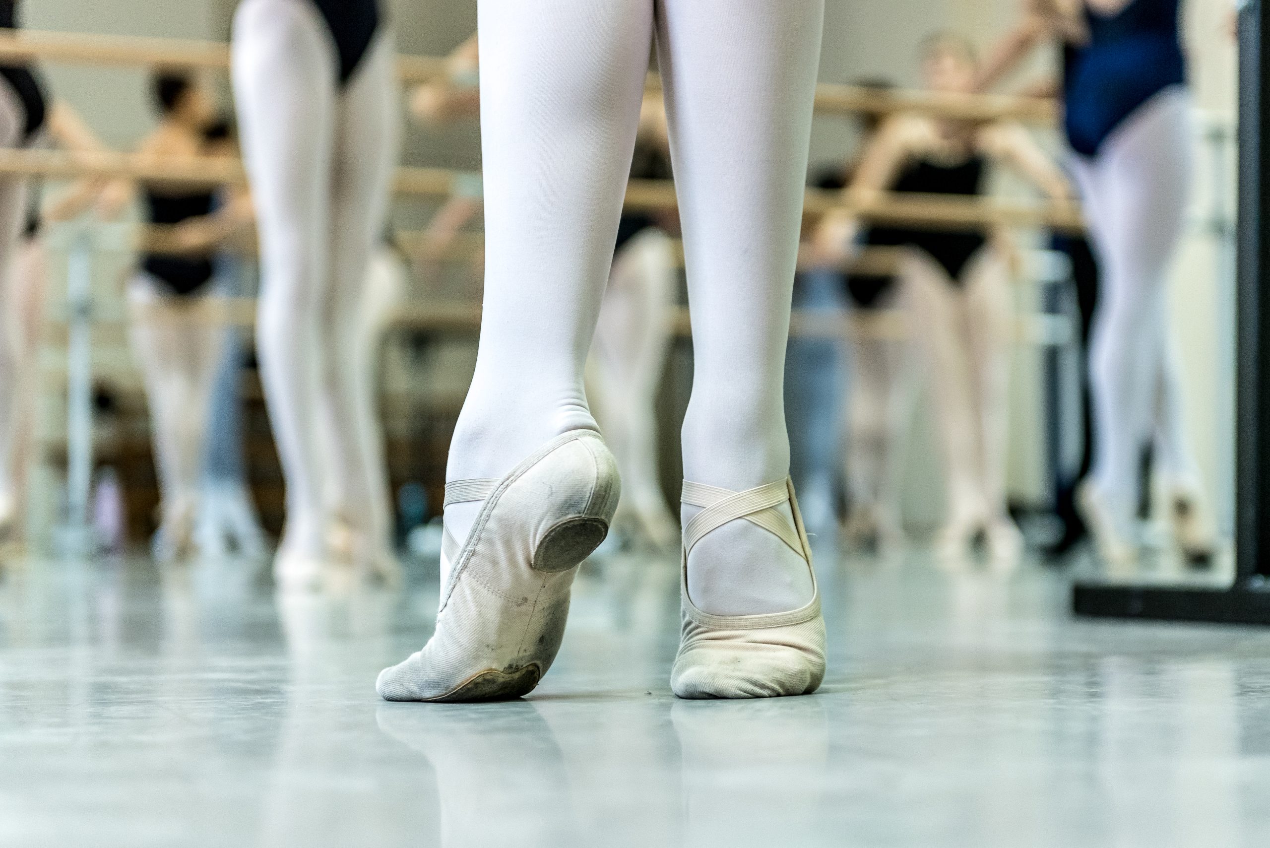 foot-arch-stretching-ballet-foot-pressing