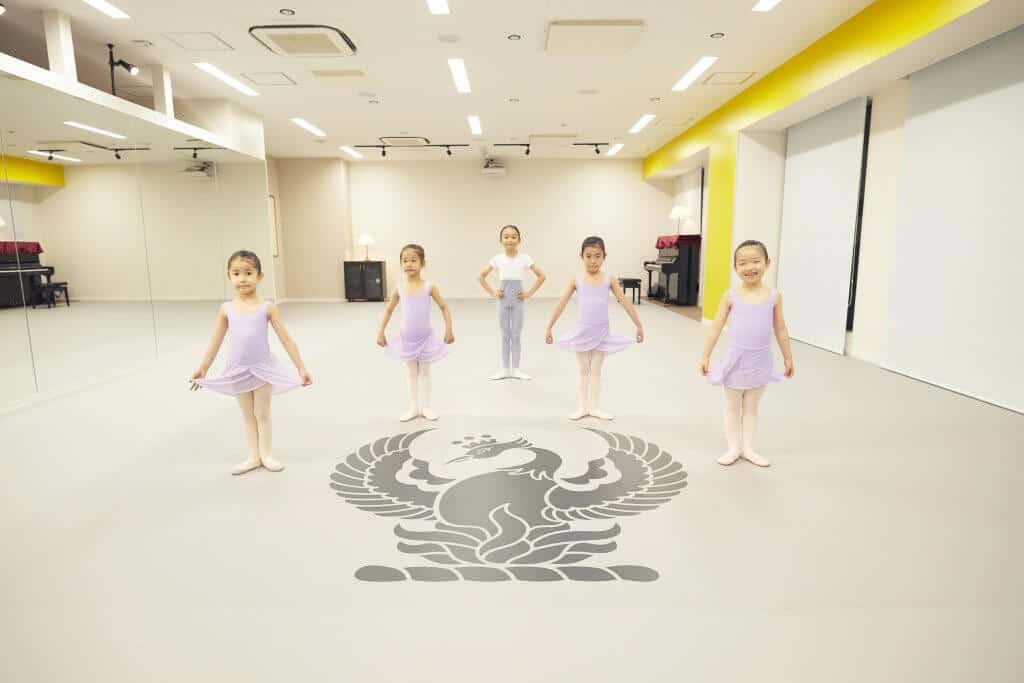 舞蹈教室里的小女孩们