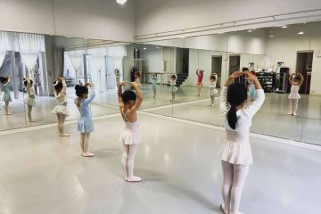 女孩们在舞蹈教室练习