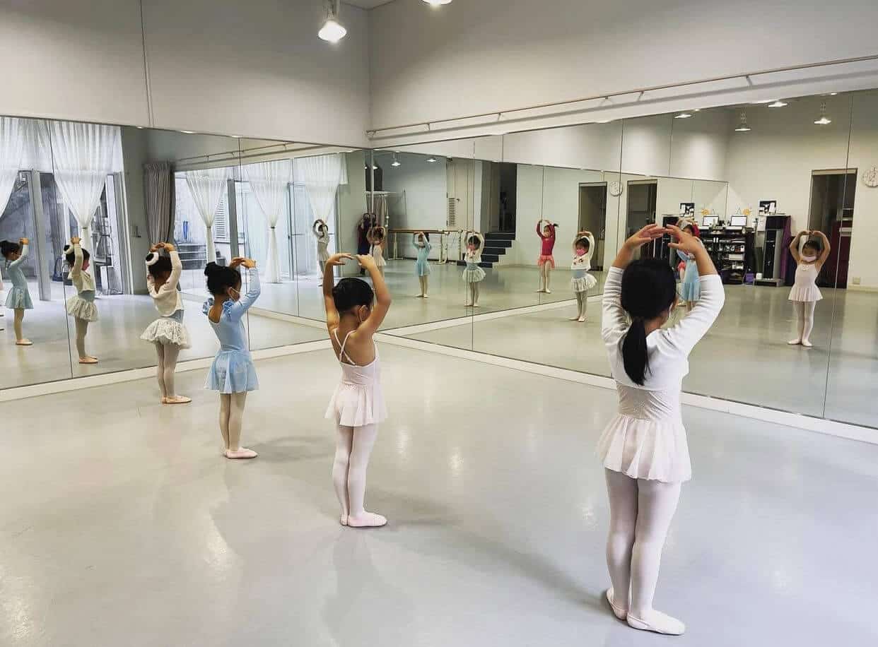 女孩们在舞蹈教室练习