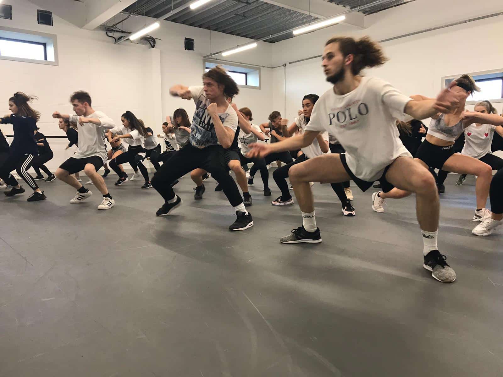 舞蹈课上的学生们在练习