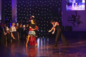 舞者在华丽的舞台上表演