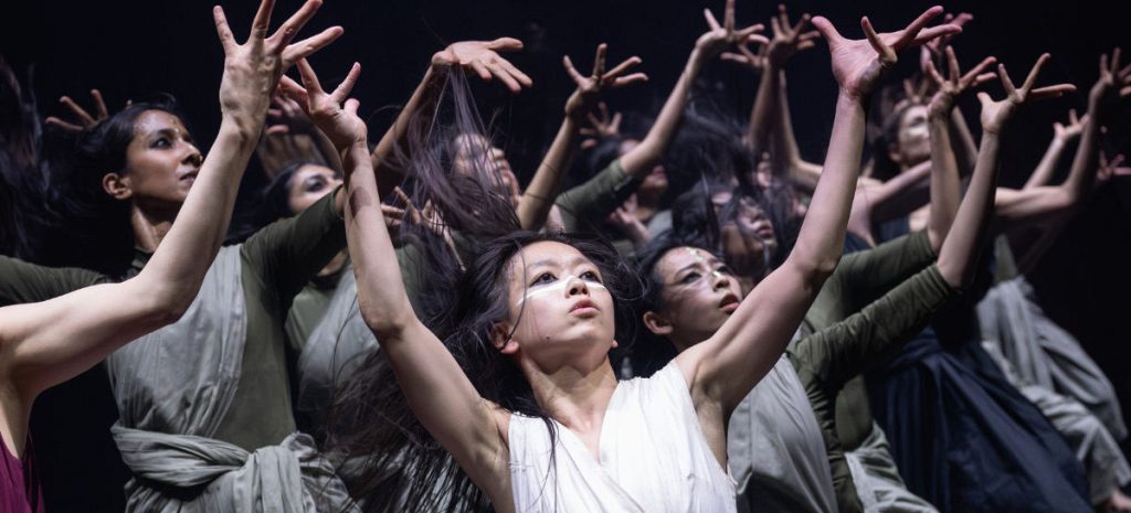 1742 25 AkramKhanCompany Thikra c CamillaGreenwell 25 web