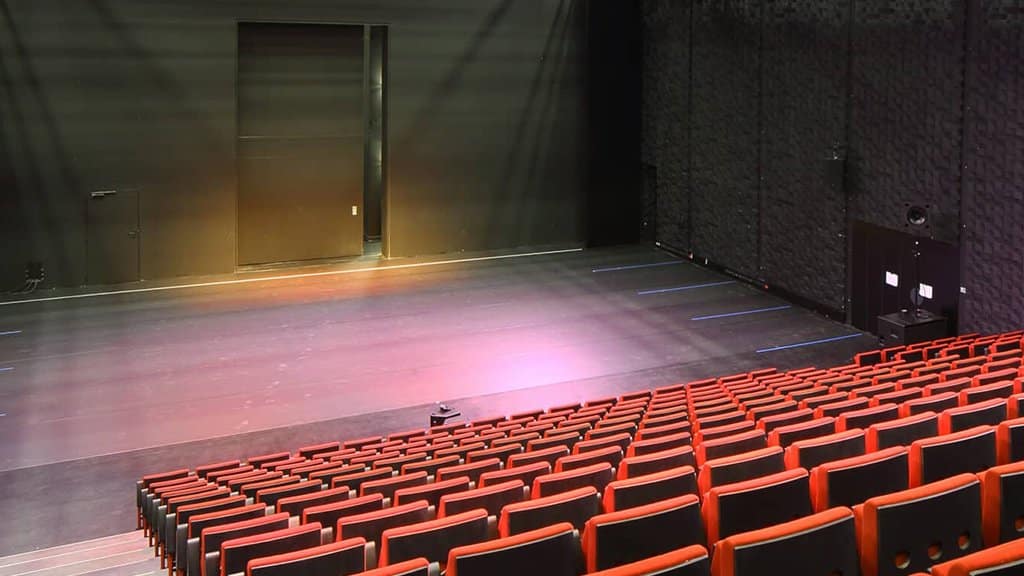 Salle du Théâtre de la Ville – Sarah Bernhardt à Paris, scène équipée du plancher Harlequin Scène Système