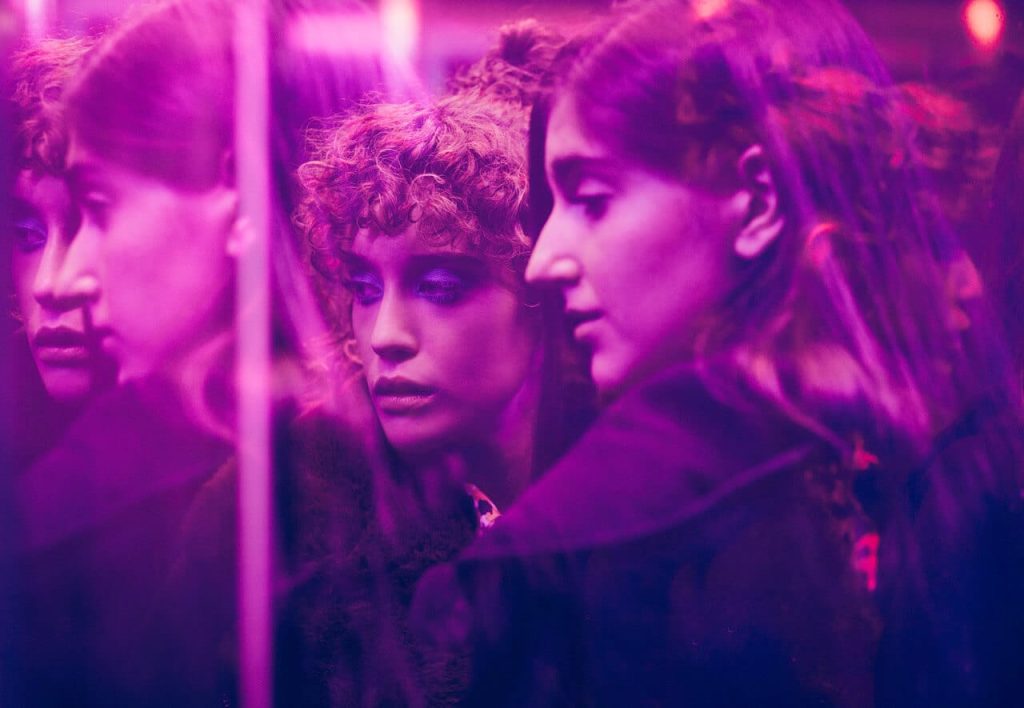 Las niñas de cristal - New Netflix drama filmed on Harlequin dance vinyl